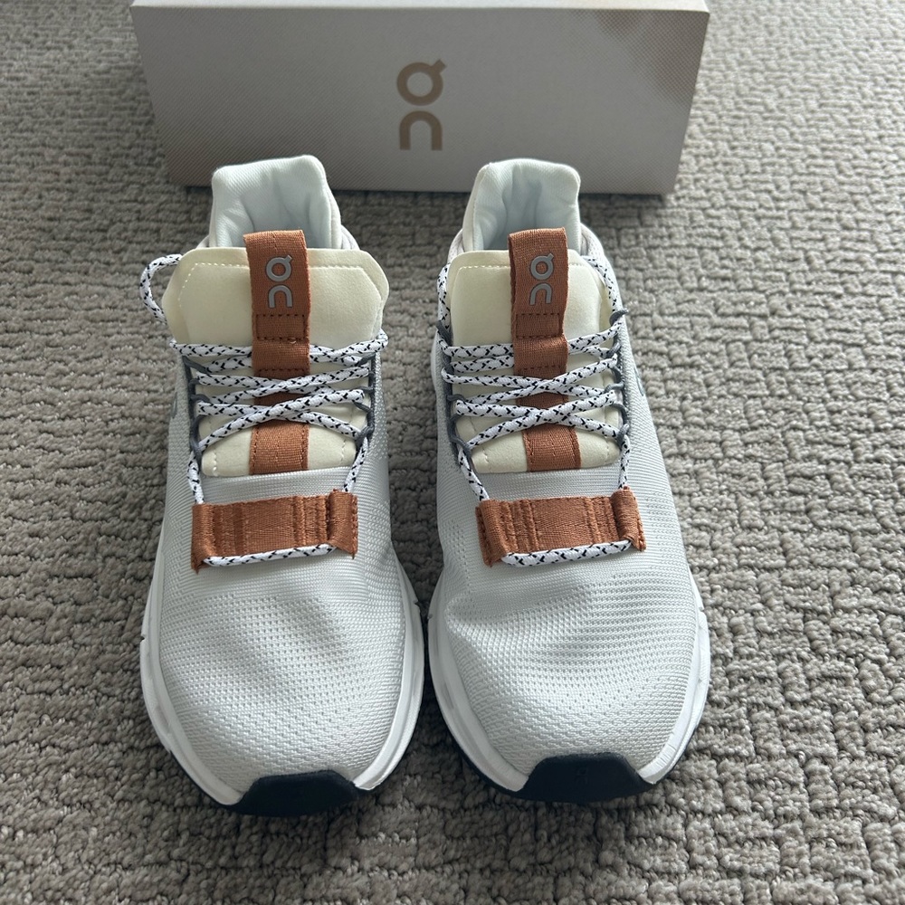 Women’s size 6 on cloud running shoes. Never worn!